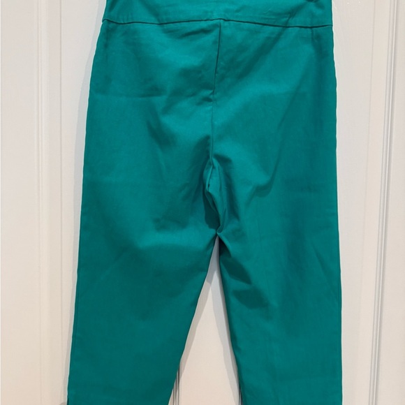 Rafinalla Perfect Fit green capris pants in size 6 🍀 - Picture 2 of 6